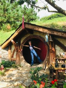 Petit Hobbit sortant de chez lui - Hobbiton - Nouvelle-Zélande