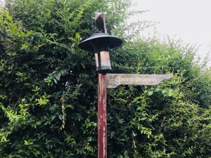 Panneau de signalisation dans la Comté - vers l'Auberge du Dragon Vert - Hobbiton - Nouvelle-Zélande