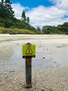 Attention sol très chaud - Wai O Tapu - Nouvelle-Zélande