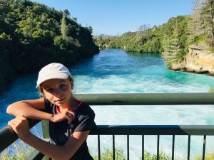 Eden devant les Huka Falls - Taupo - Nouvelle-Zélande