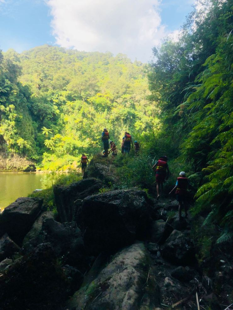 La troupe vers la cascade - Whanganui River - Nouvelle-Zélande