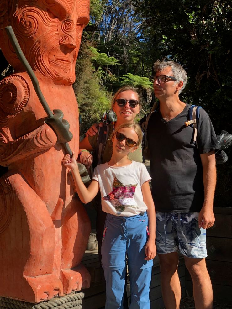 Photo familiale devant une sculpture d'inspiration Maori - parc Abel Tasman - Nouvelle-Zélande