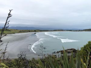 Vue sur la plage vers Cape Fouldwind sur le chemin pour voir des phoques - Environs de Westport - Nouvelle-Zélande