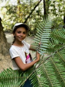 Eden montre la feuille de fougère, symbole de la Nouvelle-Zélande - Parc Abel Tasman - Nouvelle-Zélande