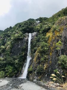 Cascade vers le Fox glacier - Nouvelle-Zélande