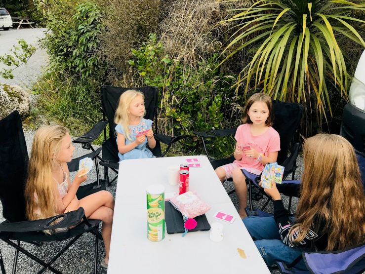 Les filles vont ouvrir un tripot - Apéro time - Coca, chips, jeu de cartes - Franz Joseph - Nouvelle-Zélande