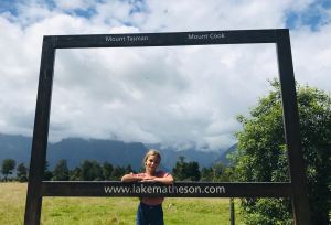 Photo souvenir devant le lac Matheson - Nouvelle-Zélande