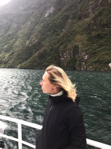 Cheveux au vent - Milford Sound - Fjordland - Nouvelle-Zélande