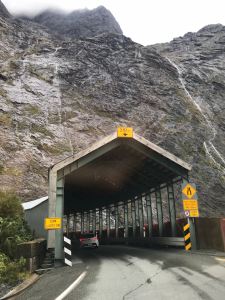 Entrée dans le Hommer Tunnel - Sur la route du Milford Sound - Fjordland - Nouvelle-Zélande