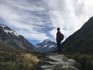 Geoffrey admirant le Mont Cook - Nouvelle-Zélande