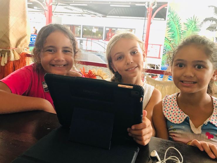 Eden se fait des copines - marché couvert - Papeete - Polynésie