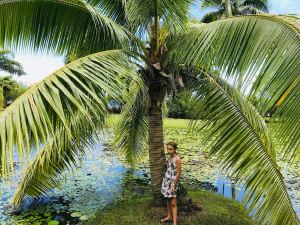 Eden pose sous le cocotier - Jardin d'eau - Tahiti