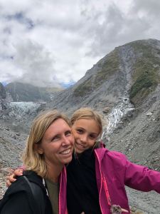 Les filles et le Fox glacier en toile de fond - Nouvelle-Zélande