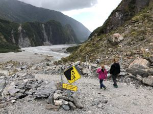 Sur le chemin, retour du Fox glacier. Attention, chutes de pierres, ne pas s'arrêter !! - Nouvelle-Zélande