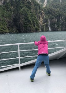 Eden ne tient pas debout sur le pont - Milford Sound - Fjordland - Nouvelle-Zélande