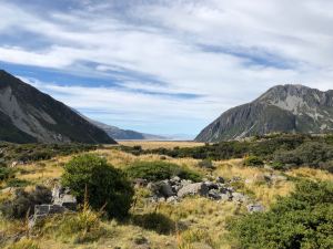 La Hooker valley vue dans le sens opposé aux glaciers - Le lac Pukaki tout au fond - Hooker Valley Track - Mont Cook - Nouvelle-Zélande
