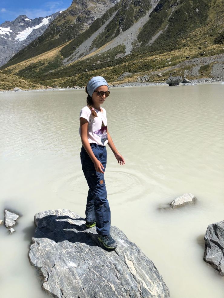 Eden joue à saute rocher dans le Hooker Lake - Mont Cook - Nouvelle Zélande