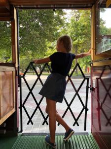 Eden dans le tram - Christchurch - Nouvelle-Zélande