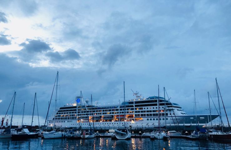 Paquebot de croisière dans le port de Papeete - Tahiti - Polynésie