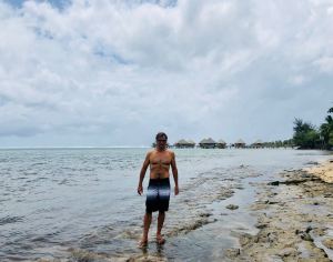 Geoffrey devant les bungalows sur pilotis du Méridien - Tahiti - Polynésie