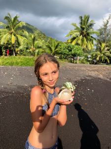 Eden a trouvé un magnifique coquillage - Tahiti Iti - Polynésie