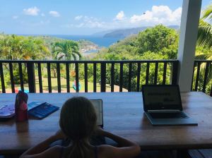 Studieuse à la Villa Enata - Hiva Oa - Iles Marquises - Polynésie