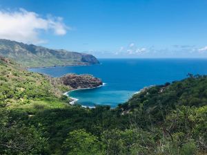 Les montagnes et en bas, la plage - Hiva Oa - Iles Marquises - Polynésie