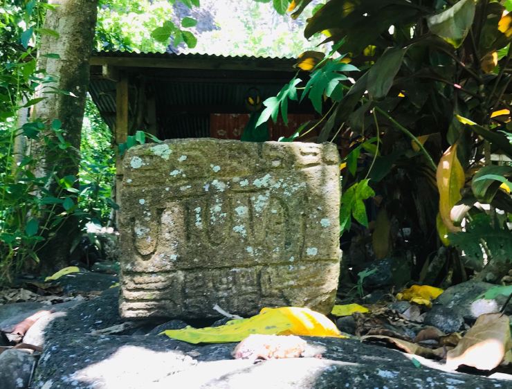 Pétroglyphe donnant le nom d'une maison - Vallée d'Hakaui - Nuku Hiva - Iles Marquises - Polynésie