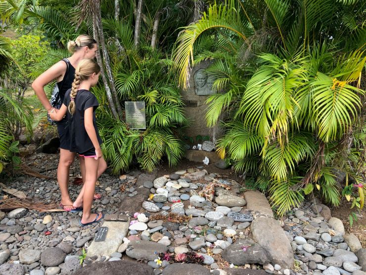 Recueillement sur la tombe de Brel - Atuana - Hiva Oa - Iles Marquises Polynésie