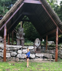 Eden devant les tikis d'Iipona - Hiva Oa - Iles Marquises - Polynésie