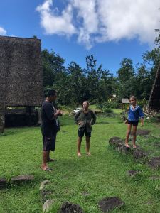 Ecoute attentive - Avec Pifa sur le site d'Iipona - Hiva Oa - Iles Marquises - Polynésie