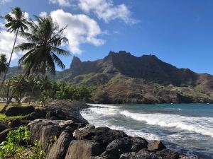Paysage Marquisien entre cocotiers, mer et montages - Hiva Oa - Iles Marquises - Polynésie