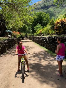 Petite fille à Hapatoni sur l'allée royage- Tahuata - Iles Marquises - Polynésie