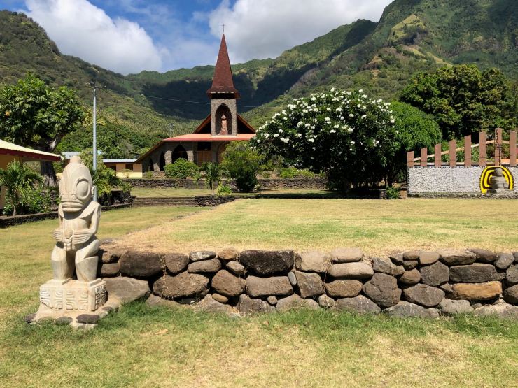 Eglise et tiki - Vaitahu - Tahuata - Iles Marquises - Polynésie