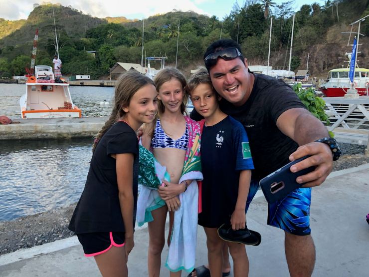 Pifa et les kids - retour de Tahuata - Iles Marquises - Polynésie