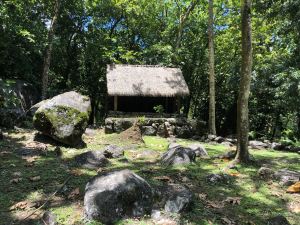 Entres les pierres sacrées des sites archéologiques en amont d' Hitaheu - Nuku Hiva - Iles Marquises - Polynésie