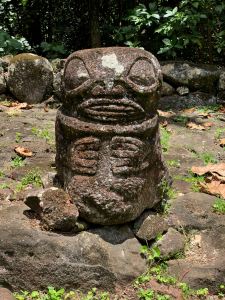 Joli tiki - dans les sites archéologiques en amont d' Hitaheu - Nuku Hiva - Iles Marquises - Polynésie