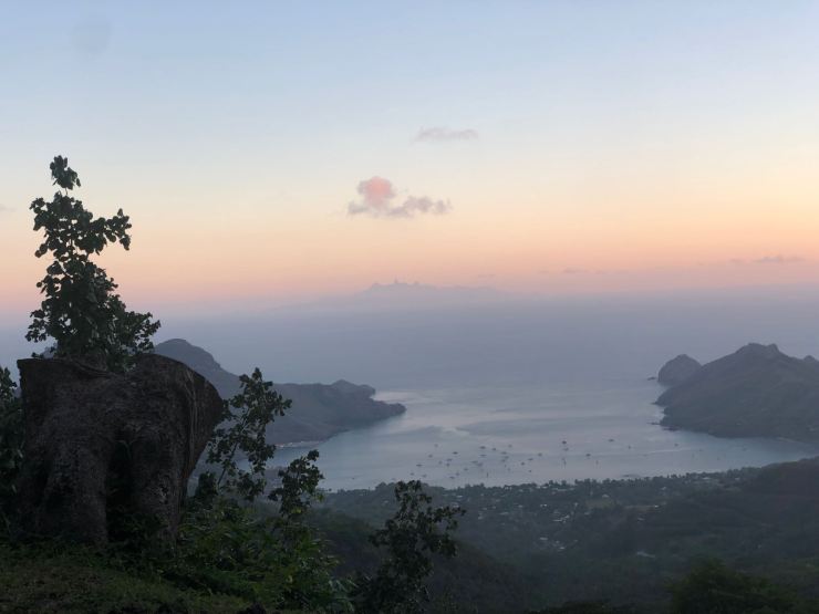 Arrivée en soirée dans la baie de Taiohae - Nuku Hiva - Iles Marquises - Polynésie