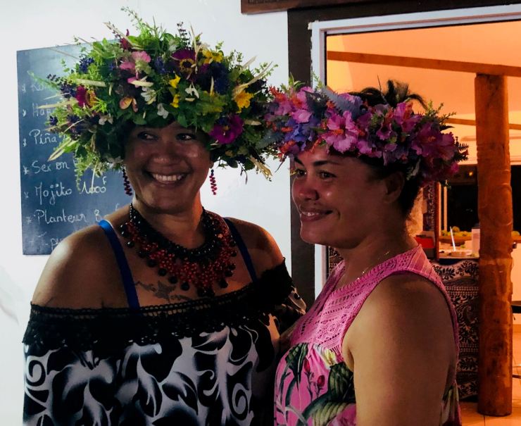 Jolies vahinés et leurs couronnes de fleurs - Taiohae - Nuku Hiva - Iles Marquises - Polynésie