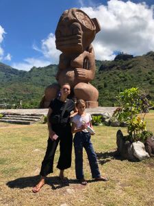 Devant le tiki géant - Taiohae - Nuku Hiva - Iles Marquises - Polynésie