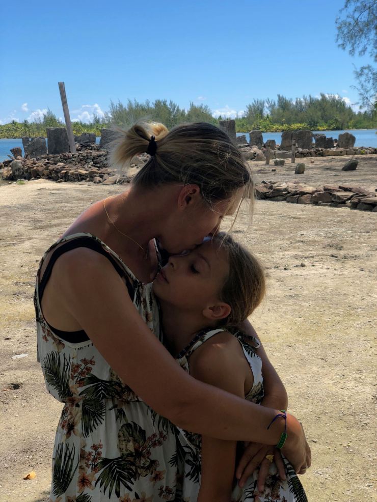 Câlin dans le Marae Manunu - Huahine - Polynésie