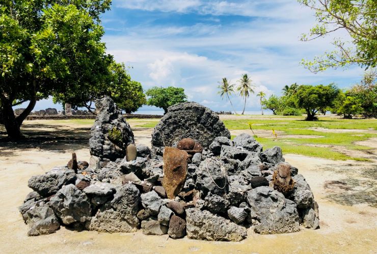 Pétroglyphes et offrandes coquillages - Marae Taputapuatea - Raiatea - Polynésie