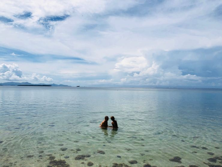 Trempage dans les eaux sacrées - Marae Taputapuatea - Raiatea - Polynésie