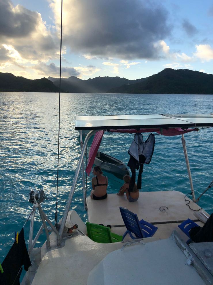 La jupe du Kaïla et ses panneaux solaires à la tombée du jour - Polynésie