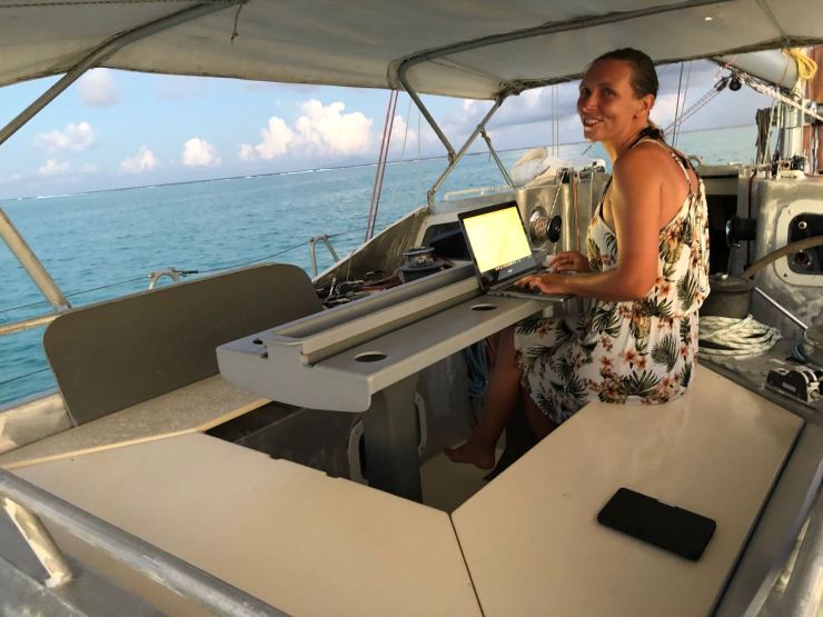 On essaie de bosser le blog sur le pont - Polynésie