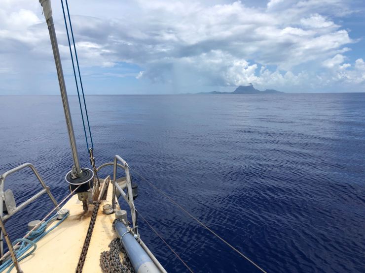 Profil de Bora Bora au loin - Polynésie