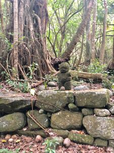 Petit tiki perdu dans la Vallée d'Hakaoui - Nuku Hiva - Iles Marquises - Polynésie