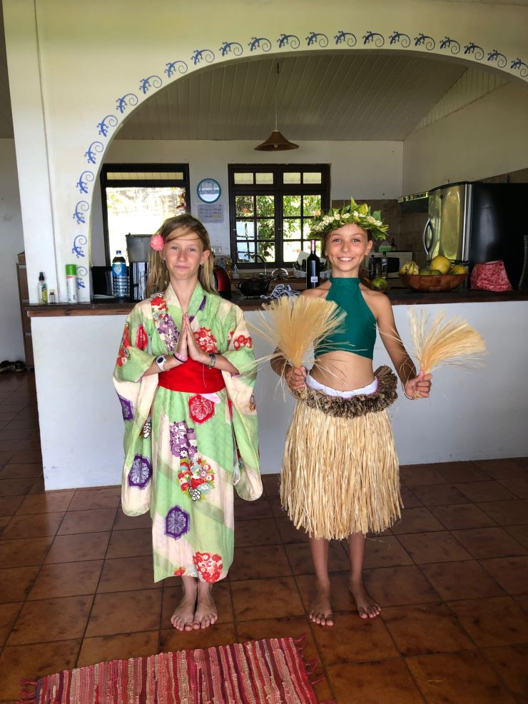 Tahitienne et Japonaise - A Tahiti - Polynésie