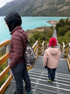 En admiration sur les passerelles et couleurs folles du lago Argentino - Perito Moreno - Parc National "Los Glaciares" - Argentine