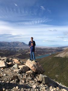 Tout petits devant la beauté de la Patagonie - Argentine